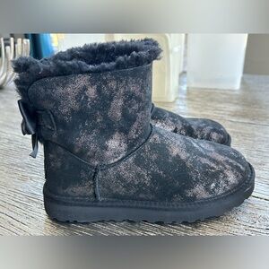 UGG Black Short Bailey bow glimmer Boots never worn